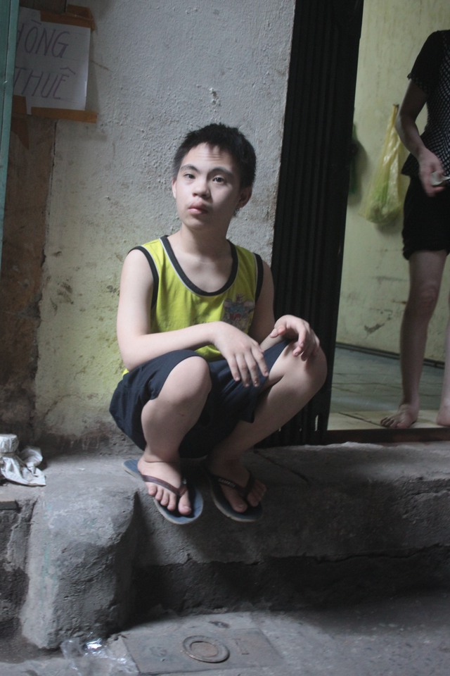 Cậu bé bị “đao” ngồi chờ mẹ đi làm về ở ngõ 277 Phúc Tân.