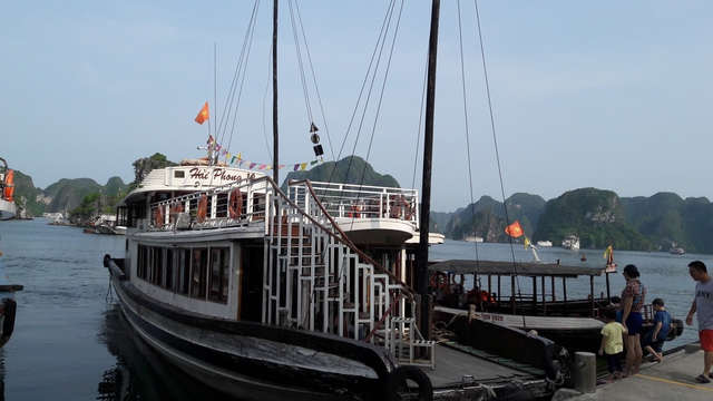 Du thuyền Hải Phong c&oacute; 10 l&aacute;i t&agrave;u mắng chửi kh&aacute;ch xơi xơi. Ảnh: MA