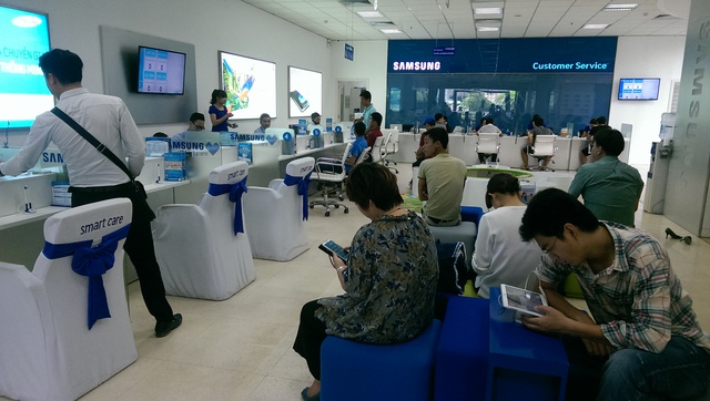 Nhiều người đến trung tâm bảo hành của Samsung để làm thủ tục bảo hành sản phẩm. Ảnh: Đình Việt