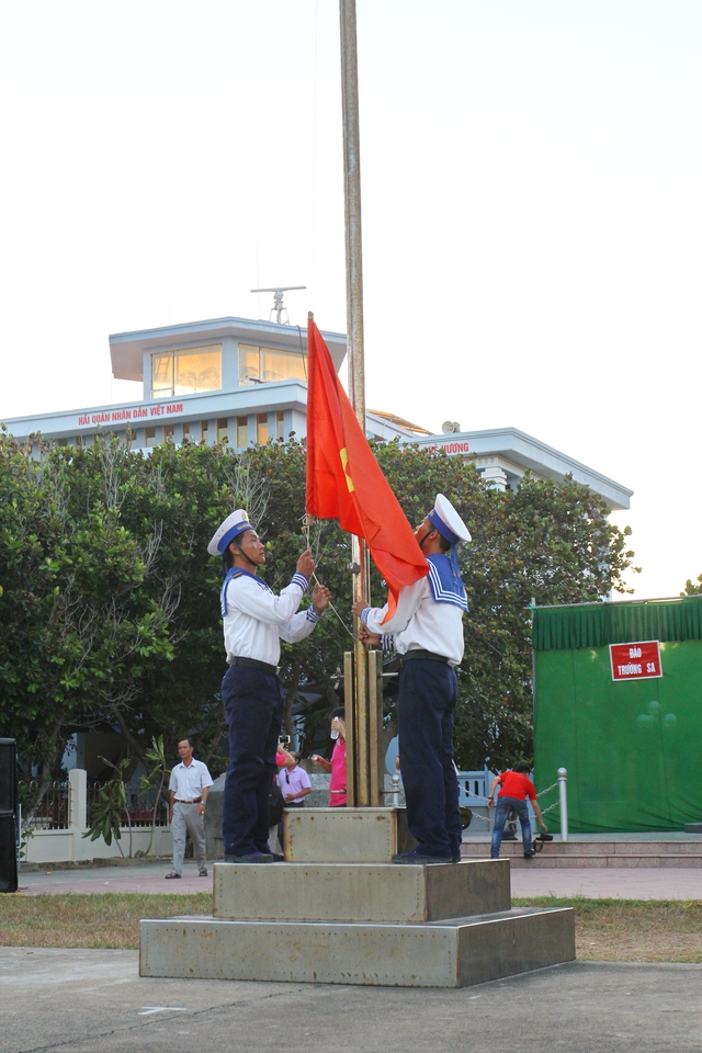 Lá cờ Tổ quốc thiêng liêng tại đảo Trường Sa lớn.