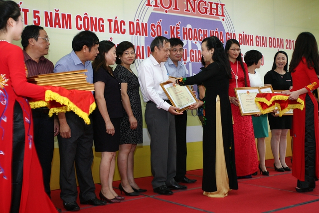 Bộ trưởng Nguyễn Thị Kim Tiến trao Bằng khen cho các đơn vị đạt thành tích xuất sắc trong công tác DS-KHHGĐ. Ảnh: Chí Cường