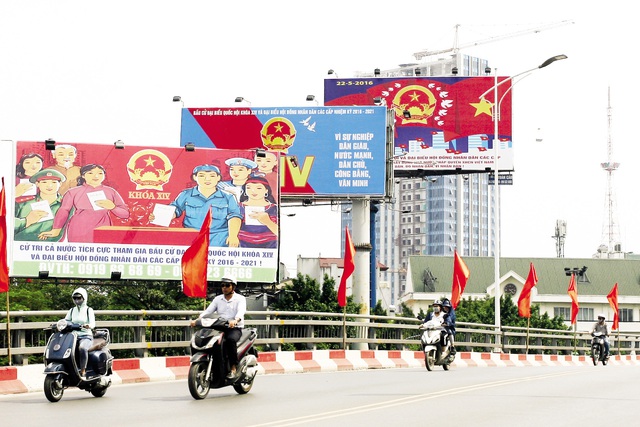 Đường phố Hà Nội được trang hoàng rực rỡ chuẩn bị cho ngày bầu cử Quốc hội khóa XIV. Ảnh: Chí Cường