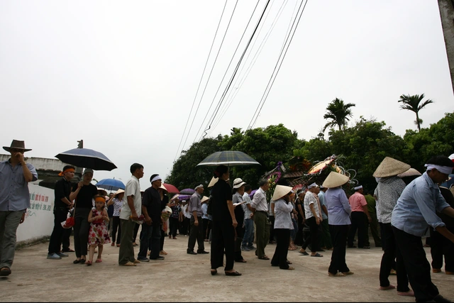 Theo quan niệm dân gian, phụ nữ có thai không nên tham dự đám tang. Ảnh: Chí Cường