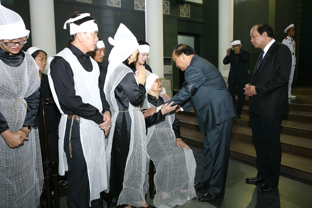 Thủ tướng Nguyễn Xuân Phúc chia buồn và động viên gia đình Giáo sư Mai Kỷ. Ảnh: Chí Cường