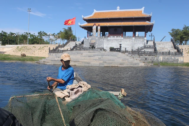 Người lái đò Nguyễn Hùng đưa khách đến khu tưởng niệm chiến sĩ Thành cổ. Ảnh: Quang Thành