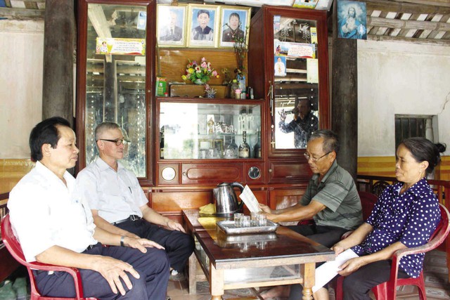 Hội Chữ thập đỏ xã Hải Vân trao giấy mời tham dự Lễ tôn vinh người hiến giác mạc cho vợ chồng ông Ngô Văn Quảng.