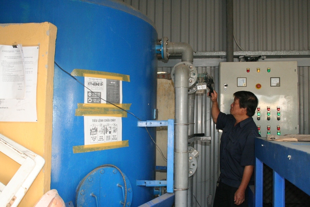 Nhân viên kỹ thuật vận hành hệ thống xử lý chất thải tại Bệnh viện Đa khoa tỉnh Khánh Hòa. Ảnh: Đỗ Bá