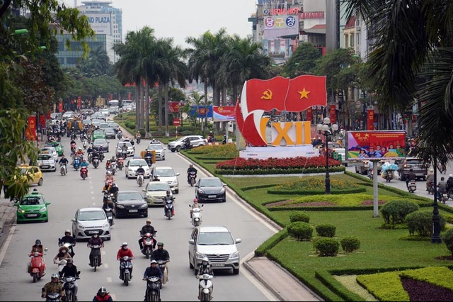 Đường phố Hà Nội rực rỡ sắc màu chào mừng Đại hội Đảng. Ảnh P.Hải