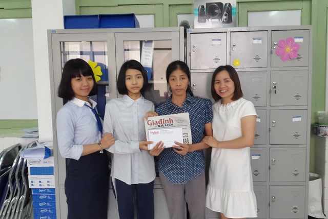 PV Phương Thuận (bên phải) cùng đại diện cán bộ Phòng Công tác xã hội Bệnh viện Việt Đức trao tiền bạn đọc hảo tâm đến mẹ con bé Thương. Ảnh: T.G