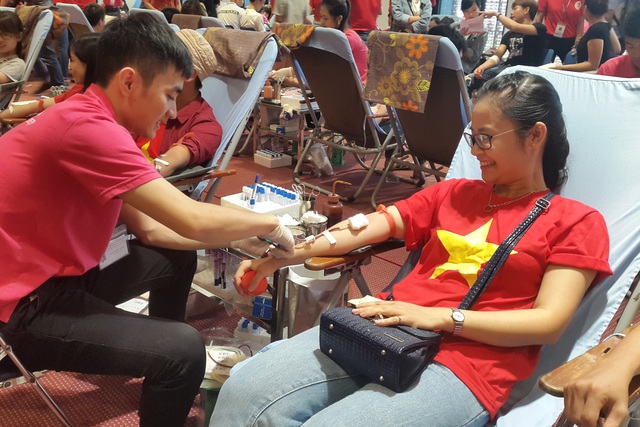 Qua 26 tỉnh, 20.799 đơn vị máu đã được tiếp nhận; Hành trình Đỏ 2016 đã có nhiều ngày hội hiến máu quy mô lớn và thành công vượt ngoài dự kiến. Ảnh: P.Thuận