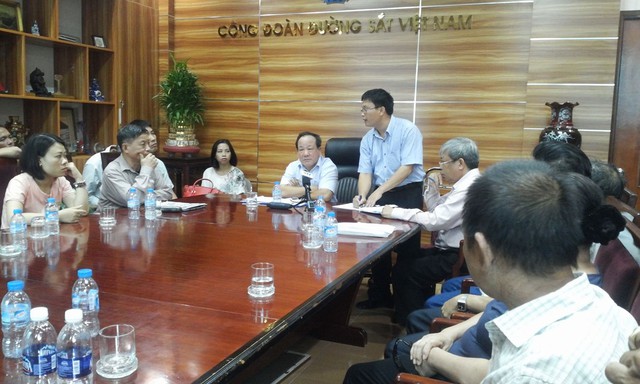 Lãnh đạo Tổng Công ty Đường sắt Việt Nam trả lời những kiến nghị của dân.