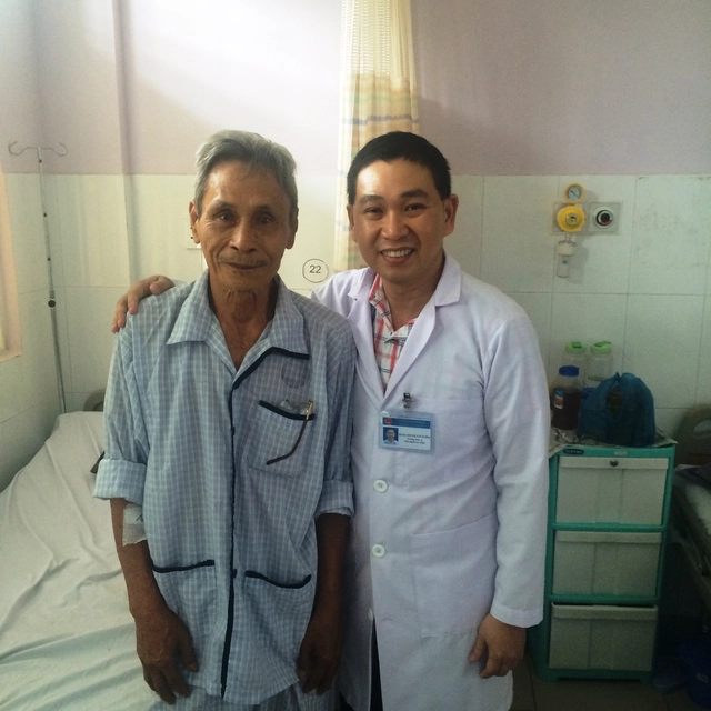 BS Nguyễn Phi Vân Cương và một bệnh nhân vừa thoát nguy cơ tử vong do nhồi máu cơ tim cấp.