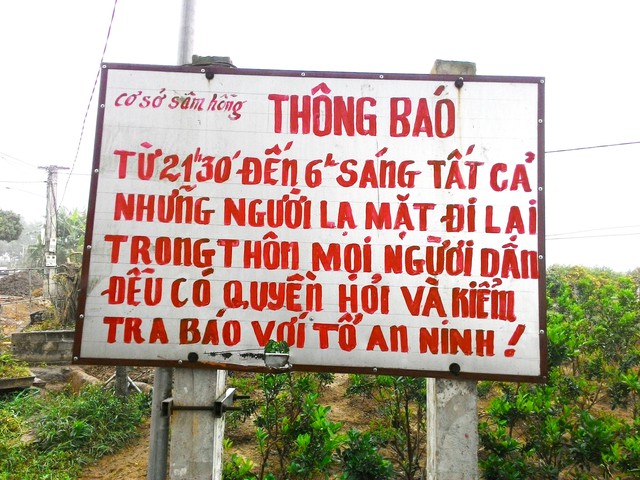 Tấm biển cánh báo do người dân dựng lên.