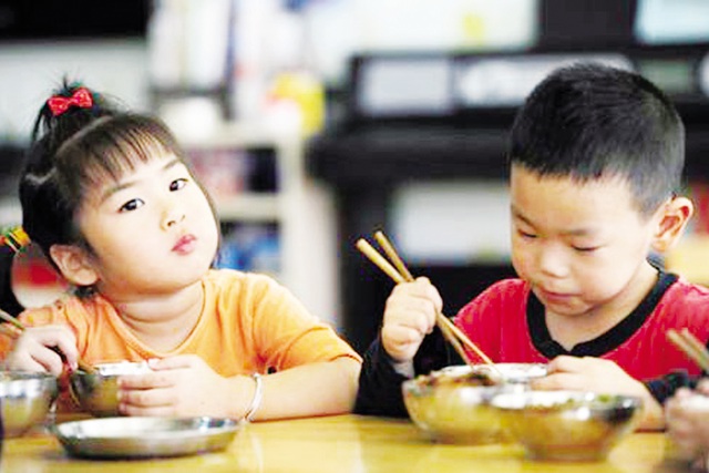 Độ tuổi thích hợp cho việc rèn luyện để trẻ ăn cơm là 2 tuổi. Ảnh: TG