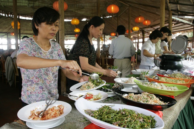 Các chuyên gia khuyến cáo, để hạn chế bị “nóng trong” nên uống nhiều nước, tích cực ăn nhiều rau xanh và trái cây. Ảnh: Chí Cường