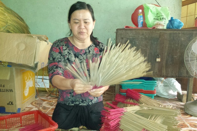 Chị Nguyễn Thị Cúc hàng ngày phải đẩy xe lắc gần 5km đến Hội người mù TP Đông Hà để làm hương và tăm tre kiếm thêm thu nhập. Ảnh: C.H