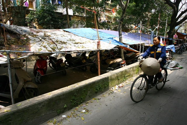 Bãi trông giữ xe chiếm cả chiều dài sân chơi khu E3 Thành Công.