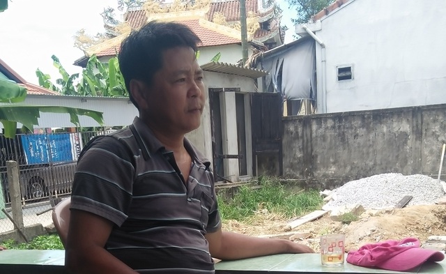 Anh Nguyễn Hữu Lộc không khỏi day dứt kể lại phút giây nhảy xuống sông để cứu 5 cháu bé. Ảnh: Lê Chung