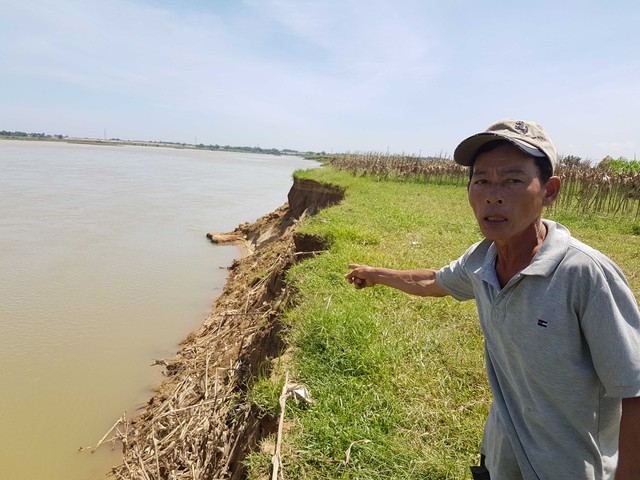 Người dân thôn Phú Tây lo lắng vì tình trạng hút cát gây sạt lở ăn mất đất sản xuất. Ảnh: T.G