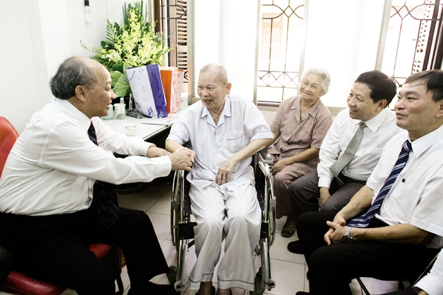 
Nguyên Bộ trưởng Bộ Y tế Nguyễn Quốc Triệu và các lãnh đạo ngành Dân số tới chúc mừng GS Mai Kỷ nhân Ngày Dân số Thế giới 11/7/2010. Ảnh: Chí Cường
