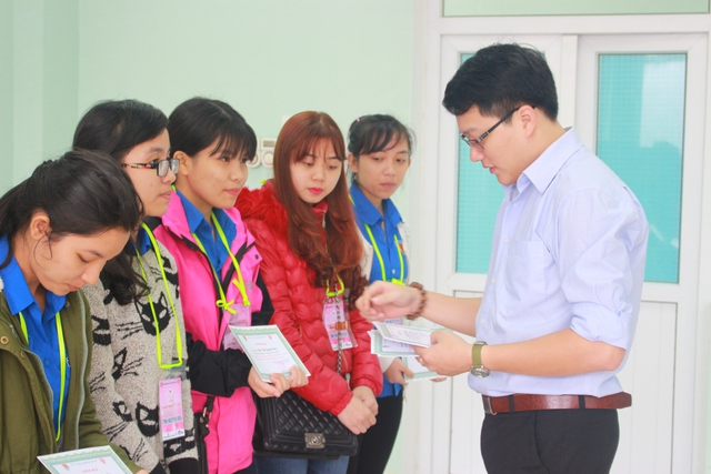Với chức vụ Trưởng ban Điều phối của Cộng đồng tuyên truyền, vận động hiến máu tỉnh Thừa Thiên Huế, BS Trần Long Anh luôn đi đầu trong mọi hoạt động hiến máu trên địa bàn. Ảnh: Đức Hoàng