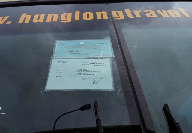 Xe của Cty Hưng Long gắn giấy phép đi vào tuyến phố cấm (đã hết hạn từ tháng 10/2015) để qua mặt lực lượng tuần tra kiểm soát. Ảnh: PV