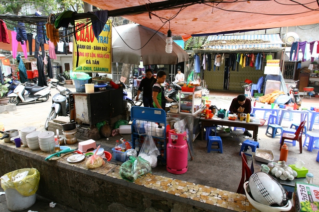 Những quán hàng ăn mọc lên nhan nhản tại khu A4 Thành Công.