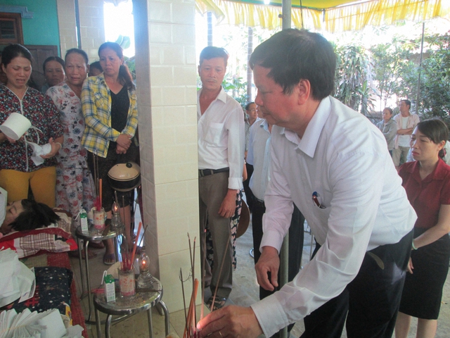 Ông Nguyễn Dung, Phó Chủ tịch tỉnh Thừa Thiên Huế đến thăm hỏi, động viên gia đình có ba em bị đuối nước.
