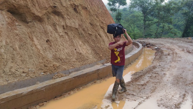 Những phu vàng lầm lũi ra về sau trận lũ quét kinh hoàng.