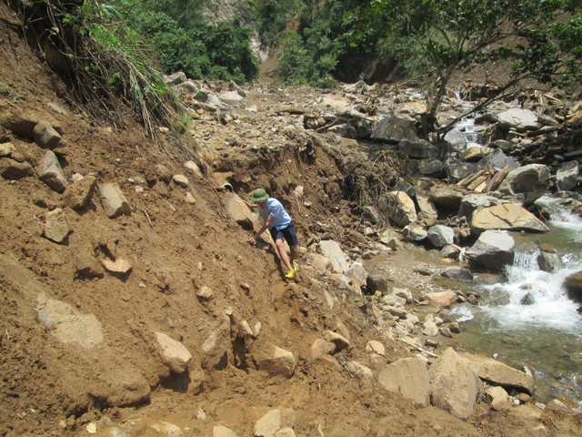Tuyến đường từ trung tâm xã Nậm Xây đến khu vực khai thác vàng Mà Sa Phìn dài 22km. Nhiều đoạn đã bị núi sạt lở, đè lấp.