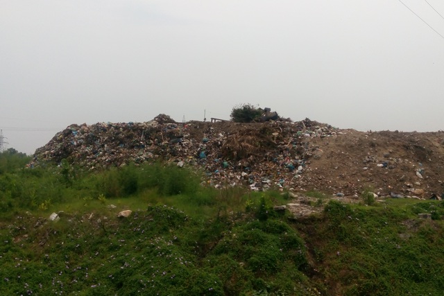 Bãi rác nghĩa trang Đèo Sen đang gây ô nhiễm nghiêm trọng ảnh hưởng cuộc sống của người dân quanh khu vực. Ảnh: A.Bùi
