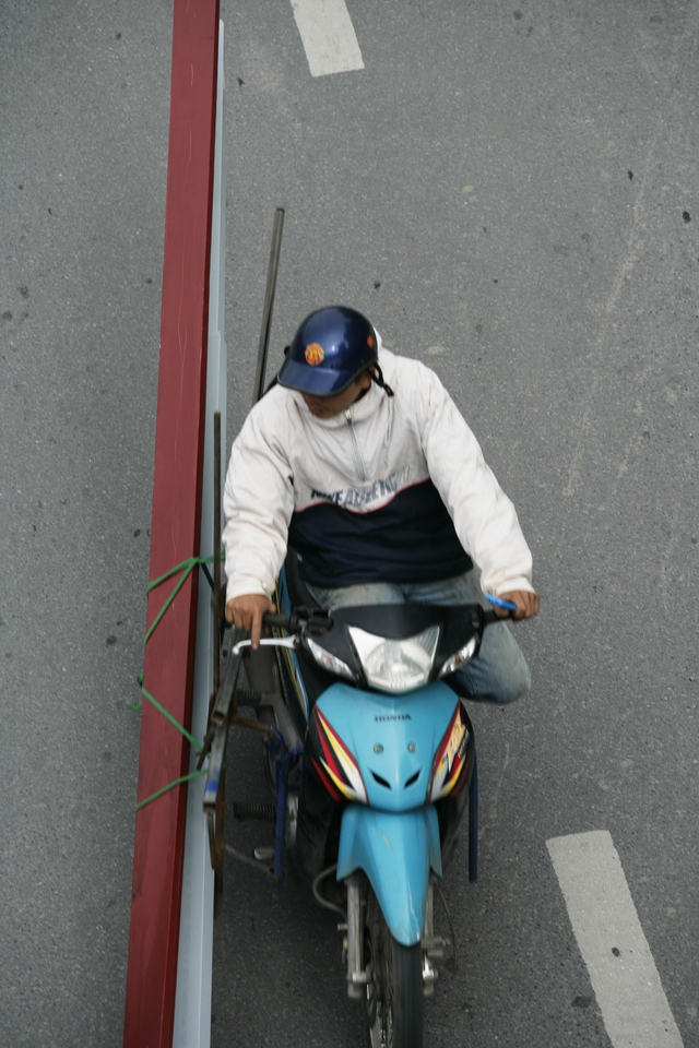 Người lái xe này phải ngồi lệch sang một bên để dành chỗ buộc hàng.