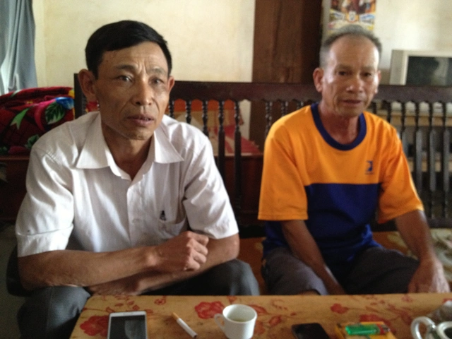 
Ông Lê Đức Tường (bên trái) và ông Lê Văn Chính trao đổi với phóng viên.
