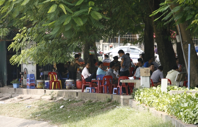 Tổ hợp ăn, uống nằm trên góc hồ Thiền Quang.