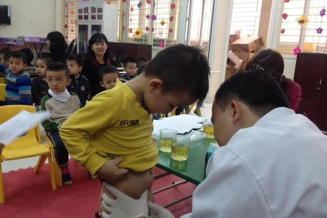 Khám bộ phận sinh dục cho bé trai 3 tuổi tại một trường mầm non thuộc quận Hoàn Kiếm, Hà Nội. Ảnh: Q.An