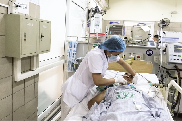 Chăm sóc bệnh nhân bị ngộ độc rượu tại Trung tâm Chống độc (Bệnh viện Bạch Mai). Ảnh: T.Nguyên