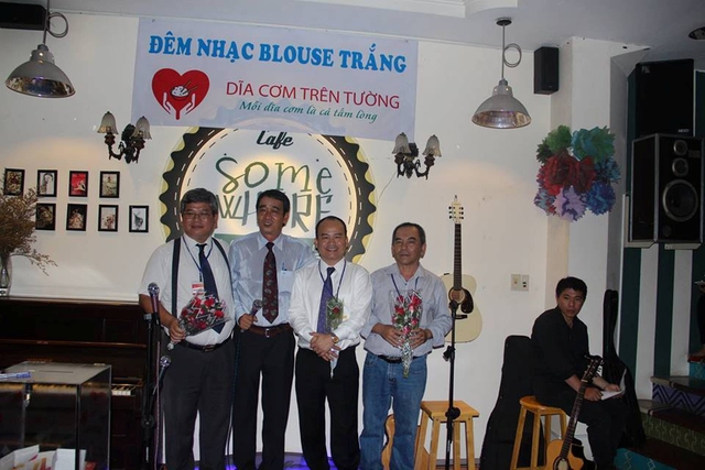 Bộ tứ từ trái sang: BS Võ Xuân Sơn, BS Huỳnh Thanh Hiển, doanh nhân Lâm Minh Chánh và thầy Tôn Thất Toàn tại Đêm nhạc blouse trắng đầu tiên. Ảnh: T.T