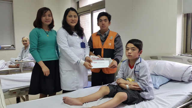PV Phương Thuận (ngoài cùng bên trái) cùng BS Mai (giữa) Viện Huyết học - Truyền máu Trung ương trao tiền cho bé Vừ Mí Pó.