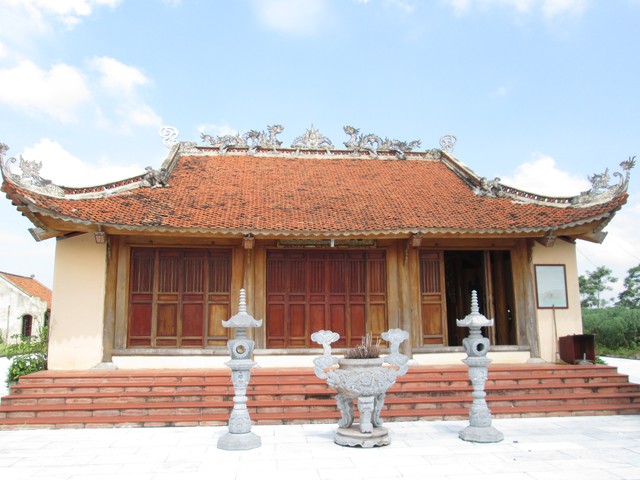 Đền thờ vua Lý Nam Đế trên gò Cổ Bồng.