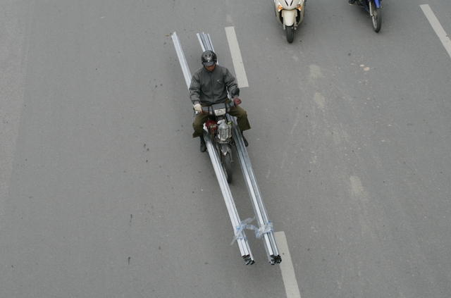 Theo quy định, xe máy không được chở hàng vượt quá giá đèo hàng phía sau 0,5 mét.