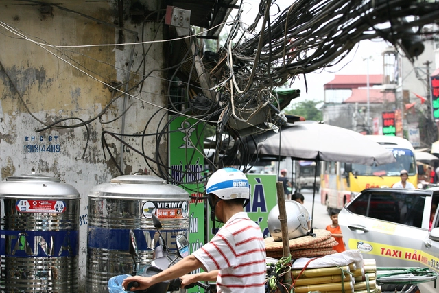 Hệ thống dây điện chằng chịt quá thấp.