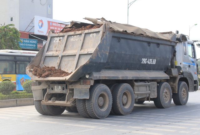 Hành vi làm rơi vãi đất, cát có thể bị phạt từ 5 -10 triệu đồng.