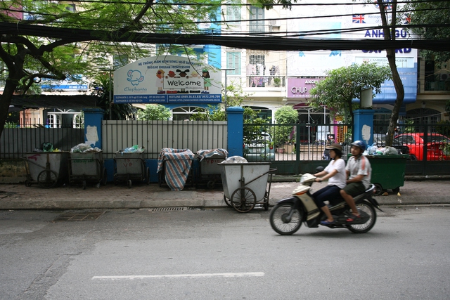 Những điểm tập kết rác như thế này thực sự là nỗi ám ảnh của người dân sinh sống cạnh đó.