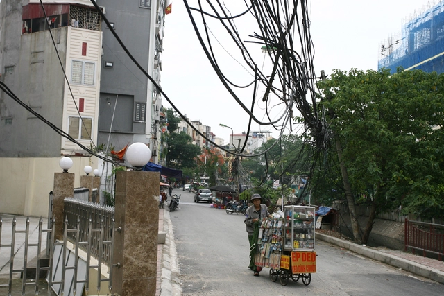 Dây điện nguy hiểm đầu ngõ 101, phố Phạm Ngọc Thạch.