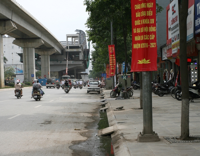 Vỉa hè được lát mới không còn khang trang, đẹp đẽ như nhiều người dân kỳ vọng.