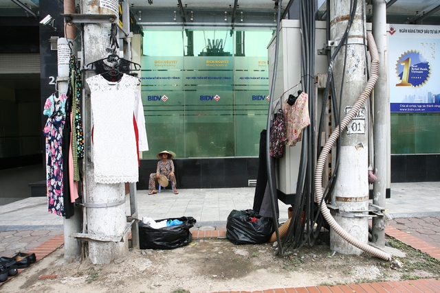 Trạm biến áp trên phố Đại Cồ Việt thành nơi bày bán quần áo.