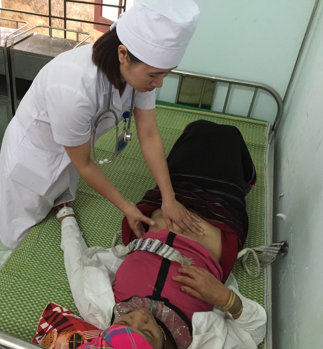 BS Hồng Nhung thăm khám cho bệnh nhân Tào Thị Giọt. Ảnh: Võ Thu