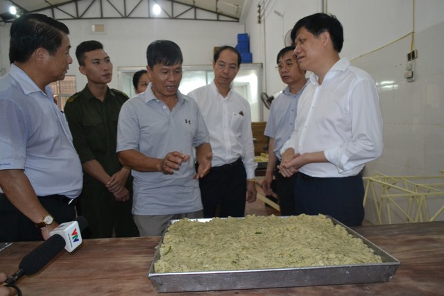 Đoàn công tác kiểm tra cơ sở sản xuất bánh kẹo Toàn Vinh, xã La Phù, Hoài Đức. Ảnh: Quỳnh An