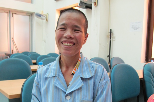 Cách đây 2 tuần, bệnh nhân Lê Thị Dung đã phải nghĩ đến cái chết song nay đã nở nụ cười. Ảnh: V.Thu
