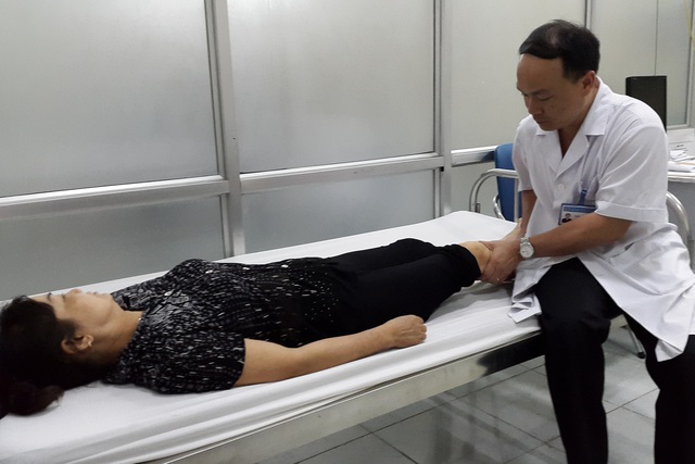 ThS.BS Nguyễn Văn Phú đang khám cho một bệnh nhân đau cơ do tập thể dục sai cách. Ảnh: P.T